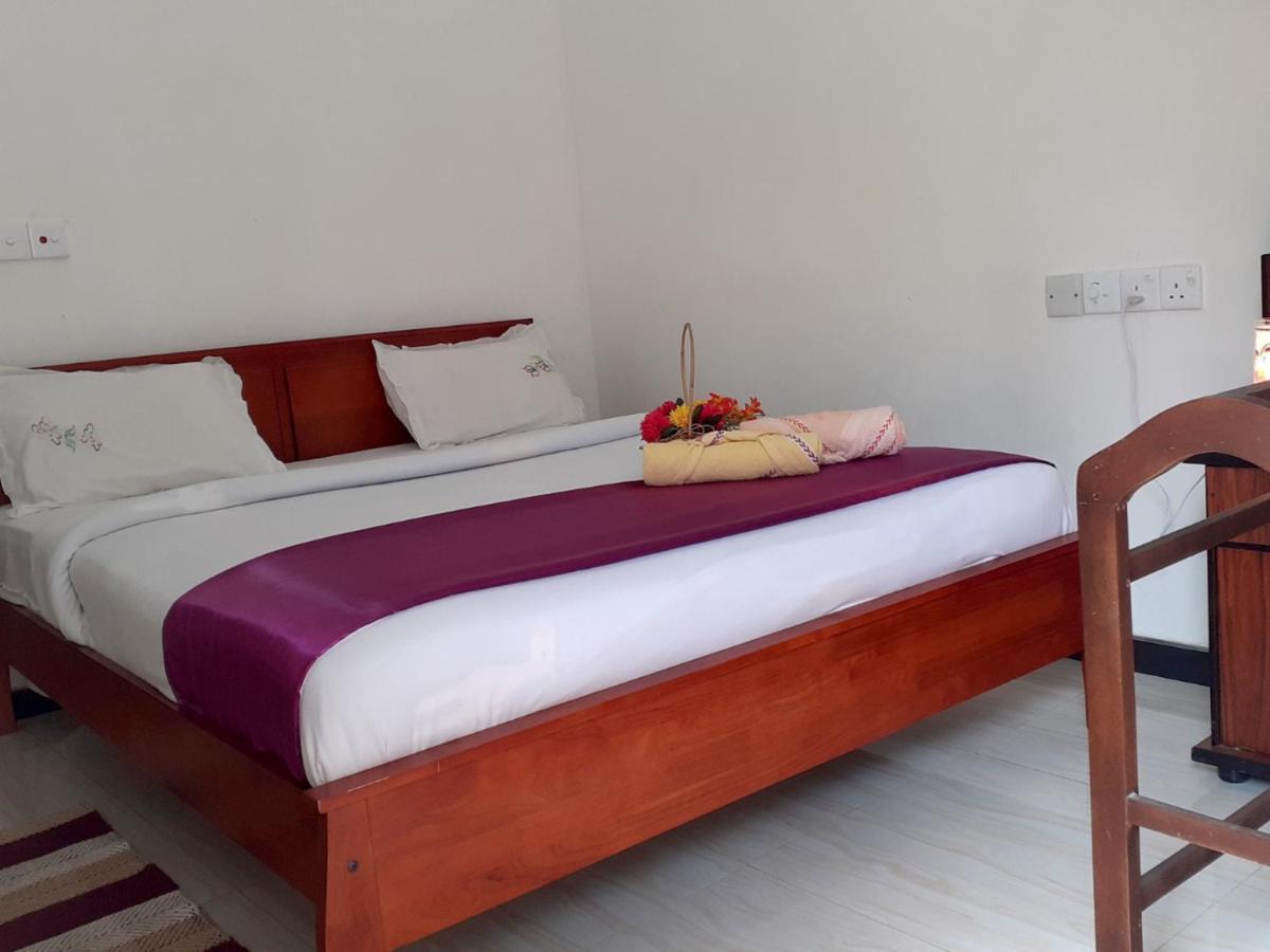 Subash Hotel Nallathanniya Pokoj fotografie