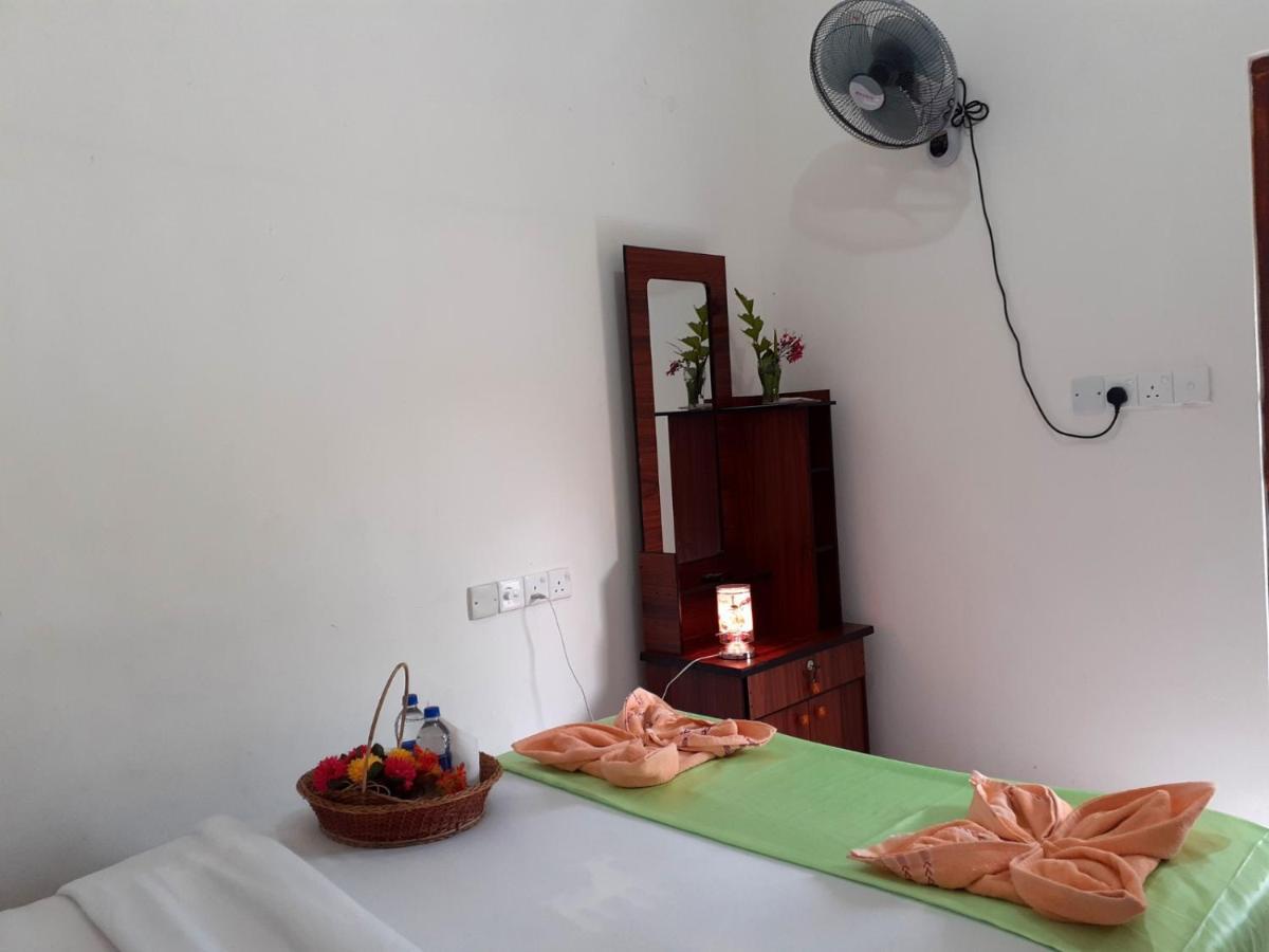 Subash Hotel Nallathanniya Exteriér fotografie